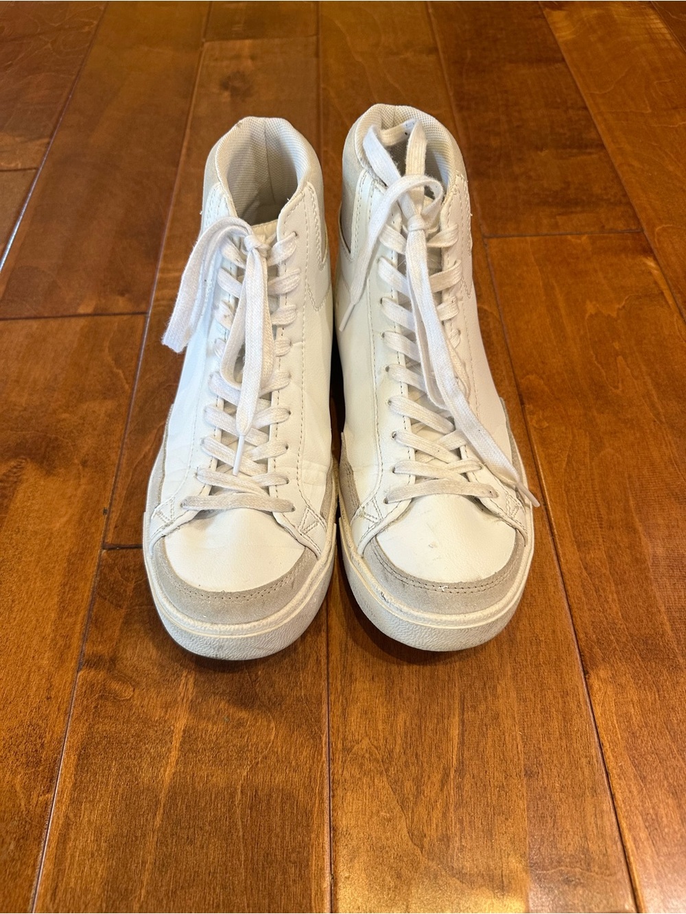 White High-Top Women's Sneakers - Classic Leather Lace-Up Size 9